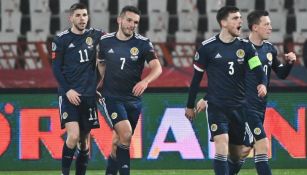 Jugadores de Escocia celebran un gol