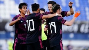 Jugadores de México celebrando el gol de Angulo