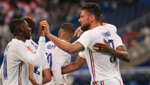 Jugadores franceses celebran gol vs Bulgaria