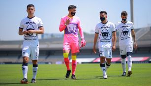 Jugadores de Pumas caminan en el Olímpico Universitario