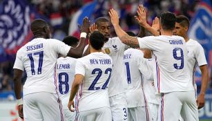 Futbolistas de Francia festejan un gol