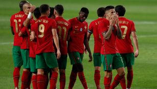 Futbolistas de Portugal celebran una anotación