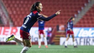 Tania Morales festeja un gol con Chivas Femenil