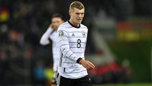 Toni Kroos durante un duelo con Alemania  