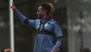 Ake Loba en un entrenamiento del Monterrey