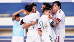 Jugadores de México celebran gol vs Australia