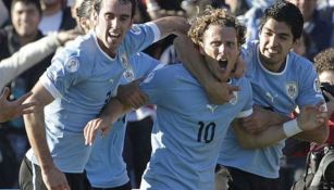 Godín, Forlán y Suárez en un partido con la Selección Uruguaya