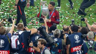CR7 besa el trofeo de la Euro 2016