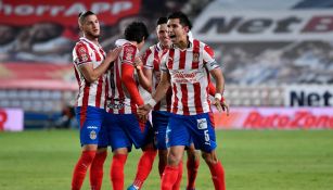 Jesús Molina celebrando un gol con Chivas