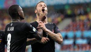 Marko Arnautovic celebra tercer gol de Austria