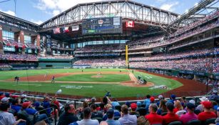 Asistentes en el Globe Life Field disfrutan de un juego de Rangers