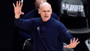 Rick Carlisle en un partido de los Mavericks