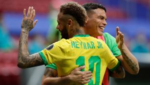 Thiago Silva celebra con Neymar en un duelo de Brasil 