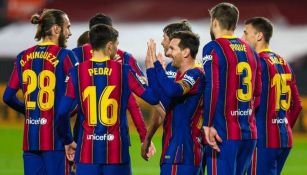 Jugadores del Barcelona festejan un tanto en La Liga