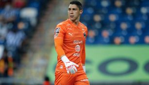 Hugo González atajando con Rayados