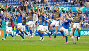 Jugadores de Italia tras victoria ante Gales