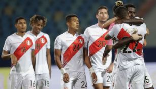 Jugadores peruanos festejando la victoria sobre Colombia