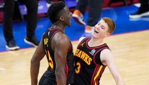 Jugaddores de Hawks celebran la victoria