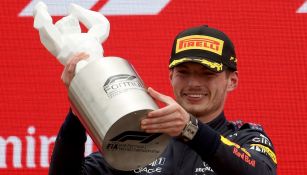 Max Verstappen levanta trofeo de primer lugar en el GP de Francia