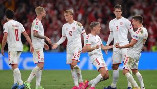 Jugadores daneses celebran victoria vs Rusia