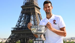 Novak Djokovic posa con el trofeo Roland Garros en la torre Eiffel 