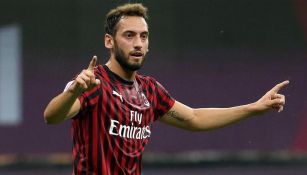 Hakan Calhanoglu en juego con el Milan