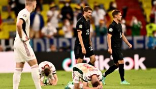 Jugadores alemanes y húngaros tras el duelo en la Euro 
