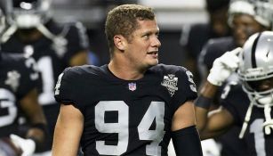 Carl Nassib en un partido con los Raiders 