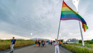 Aficionado con una bandera LGBT previo a un partido de Alemania