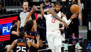 Paul George pasa el balón ante los Suns