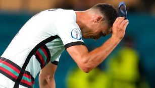 Video: Cristiano Ronaldo tiró y pateó del gafete de capitán tras derrota ante Bélgica