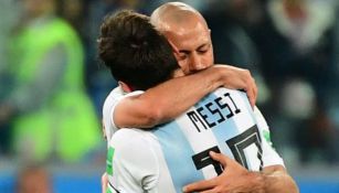 Mascherano y Messi en abrazo