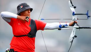 Alejandra Valencia prepara su arco durante una competencia