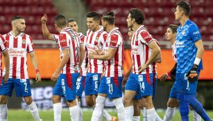 Jugadores de Chivas durante un duelo en el Akron 