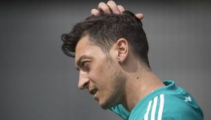 Mesut Özil durante entrenamiento de la selección alemana en Rusia 2018