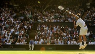 Roger Federer en acción en Wimbledon