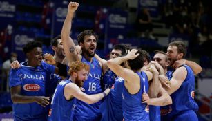 Italia festeja triunfo ante Serbia