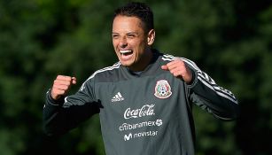 Chicharito celebra en un entrenamiento