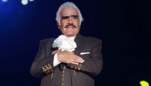 Vicente Fernández interpretando una melodía
