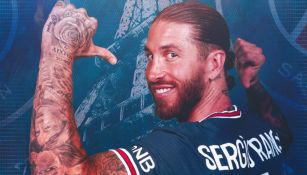 Sergio Ramos posa con la playera del PSG