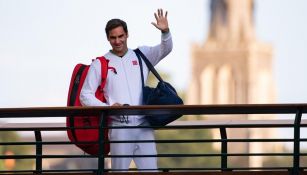 Roger Federer cruza el puente de jugadores en The All England Lawn Tennis Club, Wimbledon