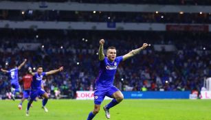 Jonathan Rodríguez durante un partido con Cruz Azul