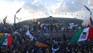 Aficionados de Pumas a las afueras del Estadio Olímpico Universitario