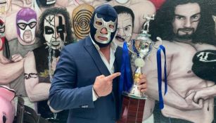 Blue Demon Jr. posando con un trofeo