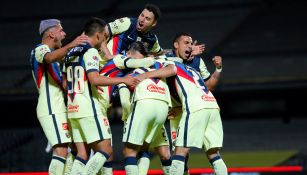 Jugadores de América celebran un gol 