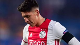 Edson Álvarez en un partido con el Ajax