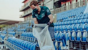 Sebastian Vettel recoge la basura en las gradas
