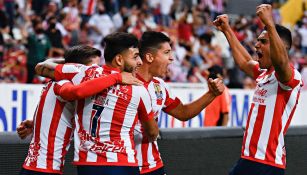 Jugadores de Chivas celebrando un gol