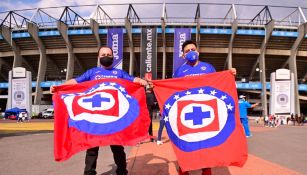 Fans de Cruz Azul en las afueras del Estadio Azteca