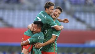 César Montes celebrando con Córdova y Charly Rodríguez